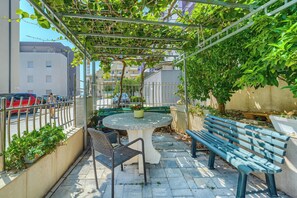 Outdoor dining - A2 comfortable apartment with terrace and garden, 4 min walk to Znjan beach (Split)