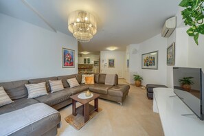Smart TV - A2 comfortable apartment with terrace and garden, 4 min walk to Znjan beach (Split)