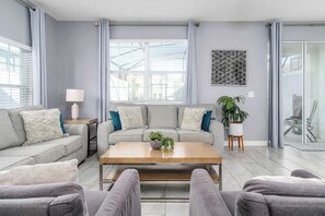 TV, offices - Large vacation home with pool access (Davenport)