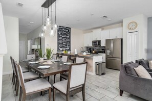 Dining - Large vacation home with pool access (Davenport)