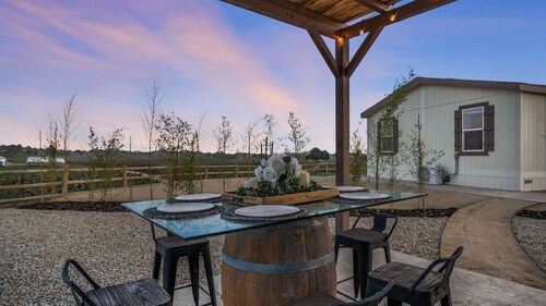 Modern Ranch Home w/ Vineyard Views & Patio Pergola Shimla Syrah by Avantstay