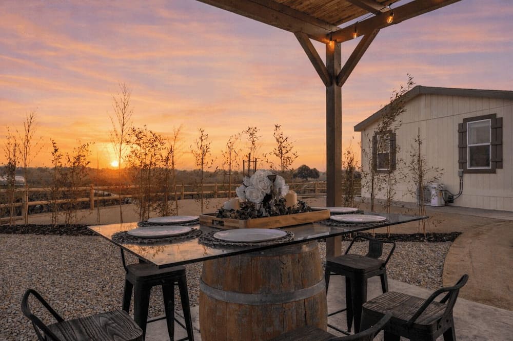 Modern Ranch Home w/ Vineyard Views & Patio Pergola Shimla Syrah by Avantstay - Whitley Gardens, CA