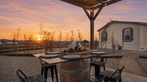 Modern Ranch Home w/ Vineyard Views & Patio Pergola Shimla Syrah by Avantstay