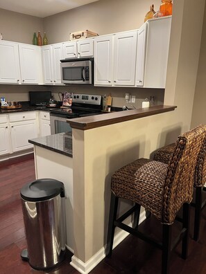 Microwave, oven, stovetop, dishwasher - Private Apt 1Bdrm Queen, Den + Futon Onsite Eatery, Gym, Dog Park, Walk 2 Stores (Dublin)