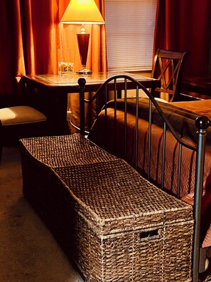Interior - Private Apt 1Bdrm Queen, Den + Futon Onsite Eatery, Gym, Dog Park, Walk 2 Stores (Dublin)