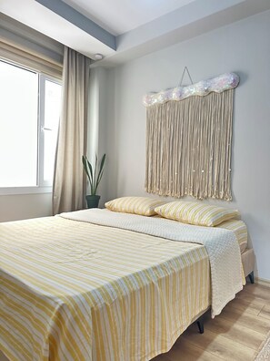 Planxa i posts de planxar, wifi i roba de llit 