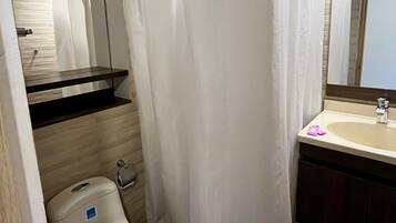 Habitación estándar | Baño | Ducha, toallas y papel higiénico