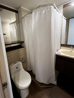 Habitación estándar | Baño | Ducha, toallas y papel higiénico