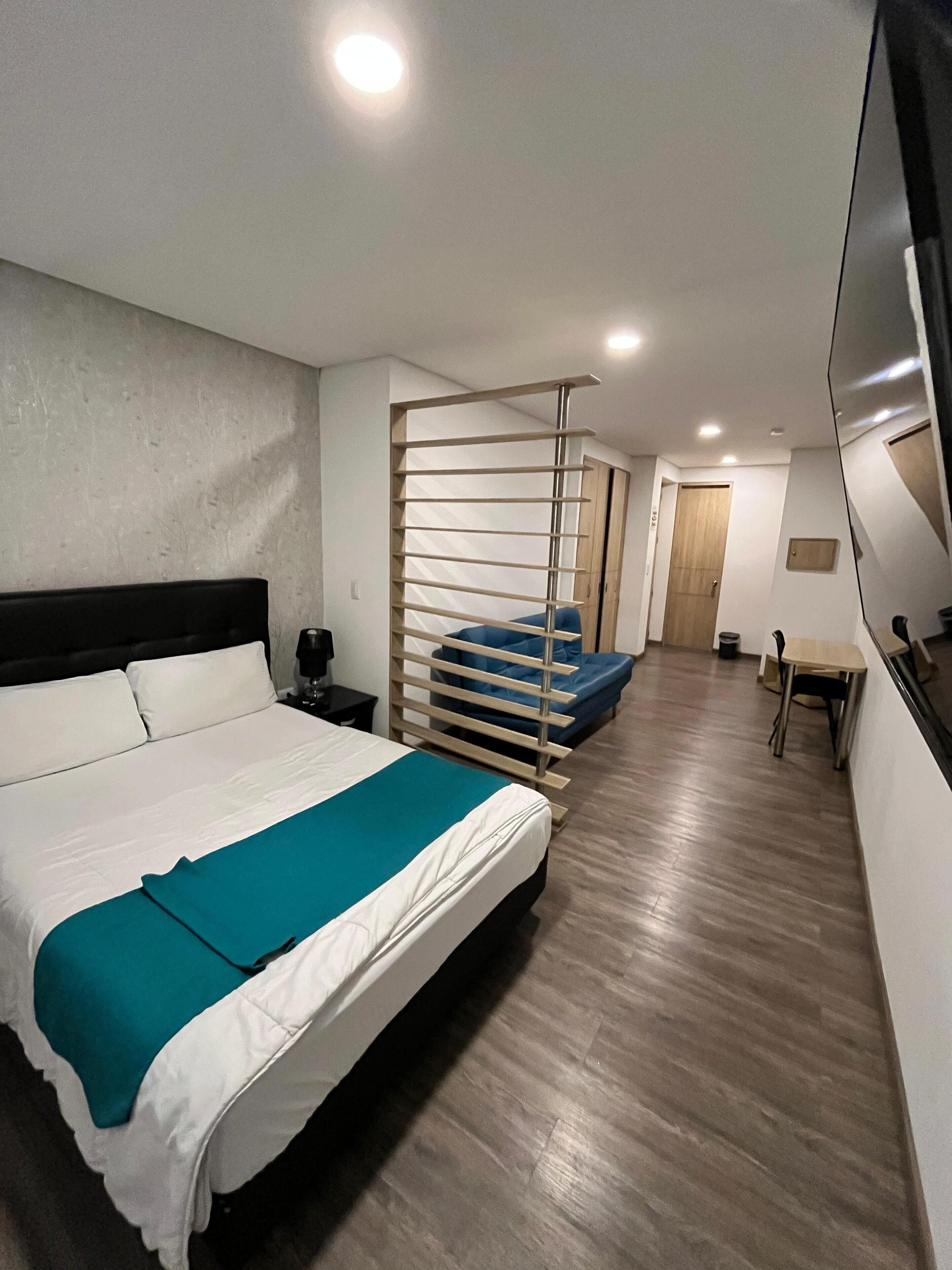 Habitación doble superior | Escritorio y espacio para trabajar con un portátil