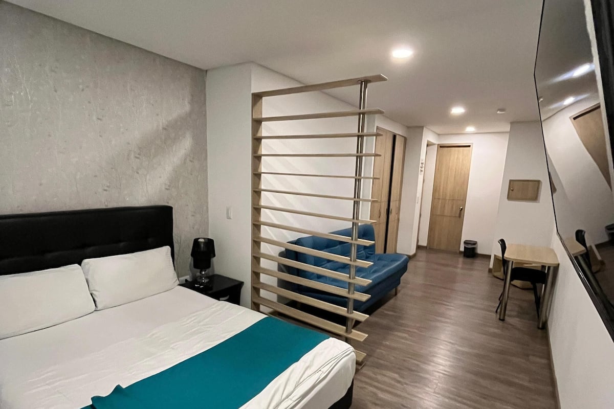 Habitación doble superior | Escritorio y espacio para trabajar con un portátil