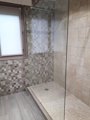 Shower, hair dryer, towels - Large, friendly and bright villa with pool (Le Rouret)