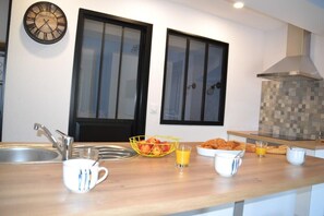 Fridge, microwave, oven, coffee/tea maker - Beach, hiking or pool? Everything is possible here (Le Rouret)