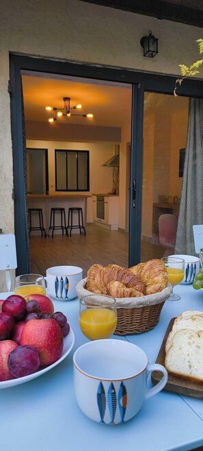Outdoor dining - Beach, hiking or pool? Everything is possible here (Le Rouret)