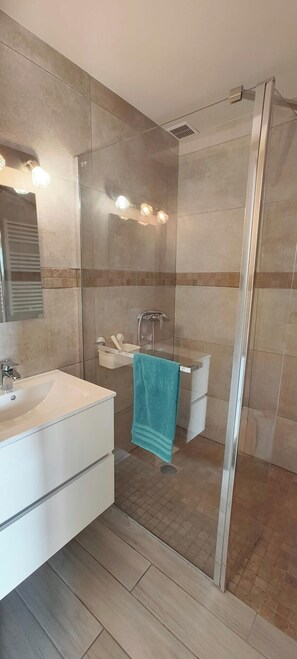 Shower, hair dryer, towels - Nice A-C apartment for 6 between the sea and the mountain (Le Rouret)