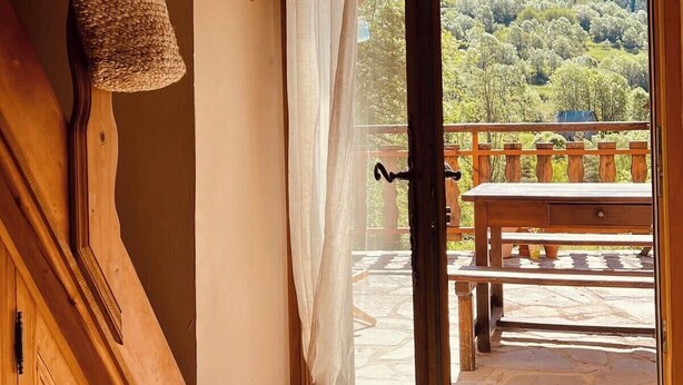 A wooden staircase leading to a balcony with a view of a forested landscape. - Grange pour 6 personnes avec studio indépendant (Beuil)