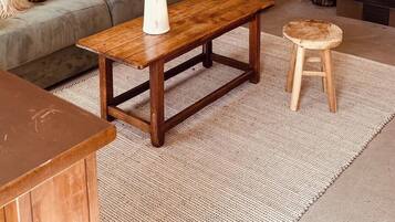 Een televisie en een open haard