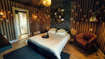 Een strijkplank/strijkijzer, wifi, beddengoed