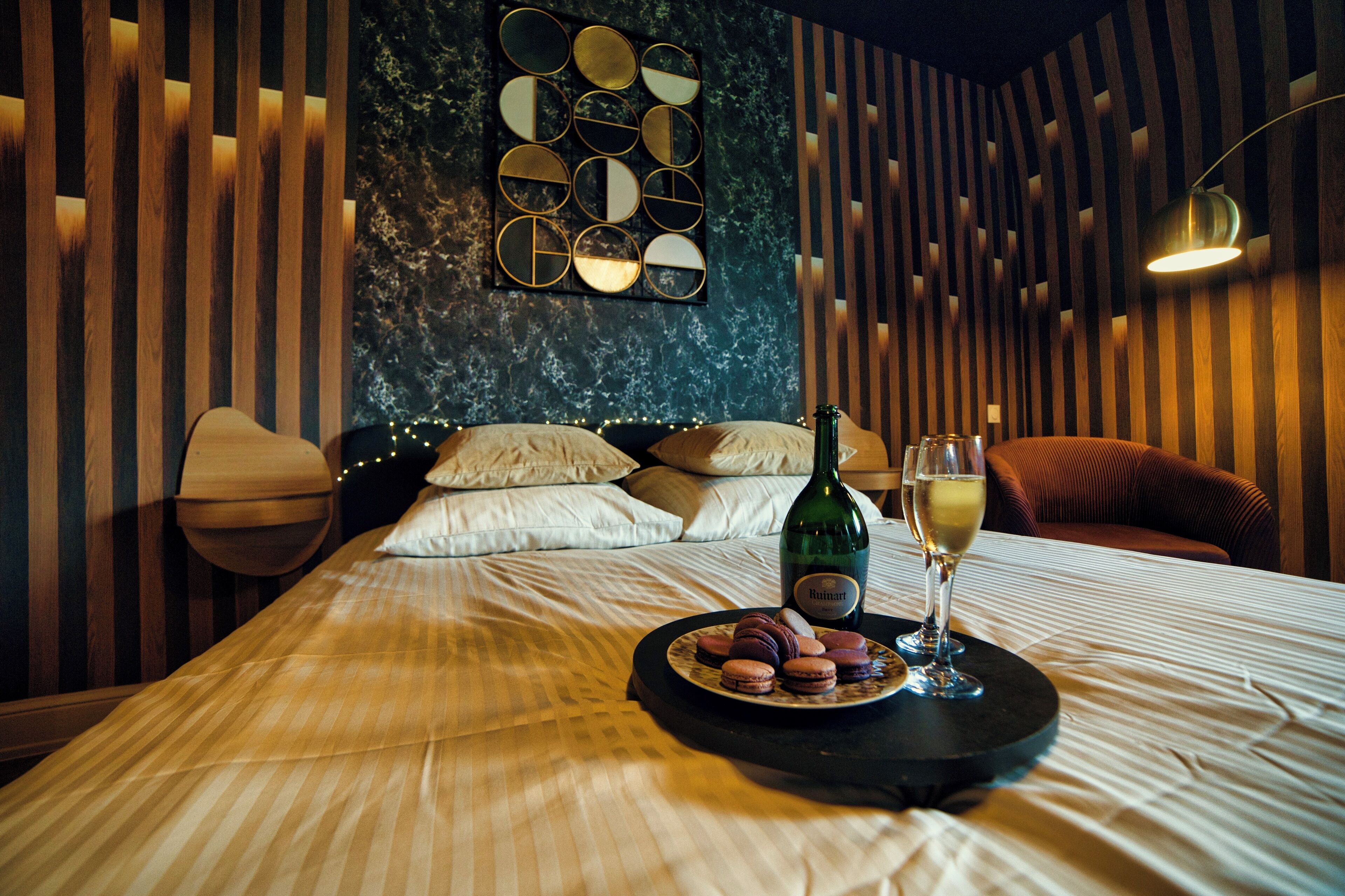 Een strijkplank/strijkijzer, wifi, beddengoed