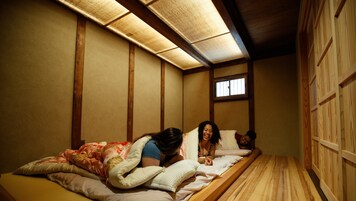Una habitación tradicional japonesa con suelo de tatami y puertas correderas shoji.
