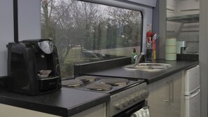 Fridge, oven, stovetop, coffee/tea maker