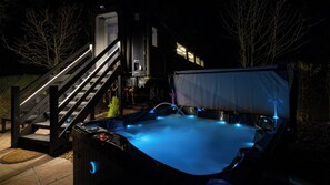 Outdoor spa tub - Unusual & tranquil. The Carriage Ely is a beautiful railway carriage & hot tubs (ELY)