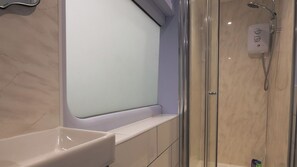 Douche, séchoir à cheveux, serviettes fournies, savon