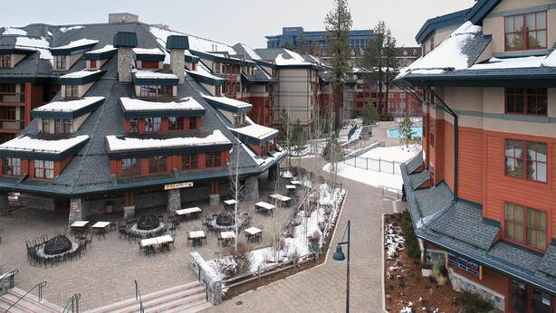 Un hôtel doté d’une cour intérieure aménagée avec des espaces de détente en plein air et d’un télésiège.