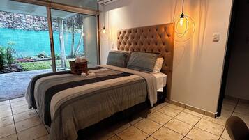 Bureau, espace de travail pour ordinateur portable