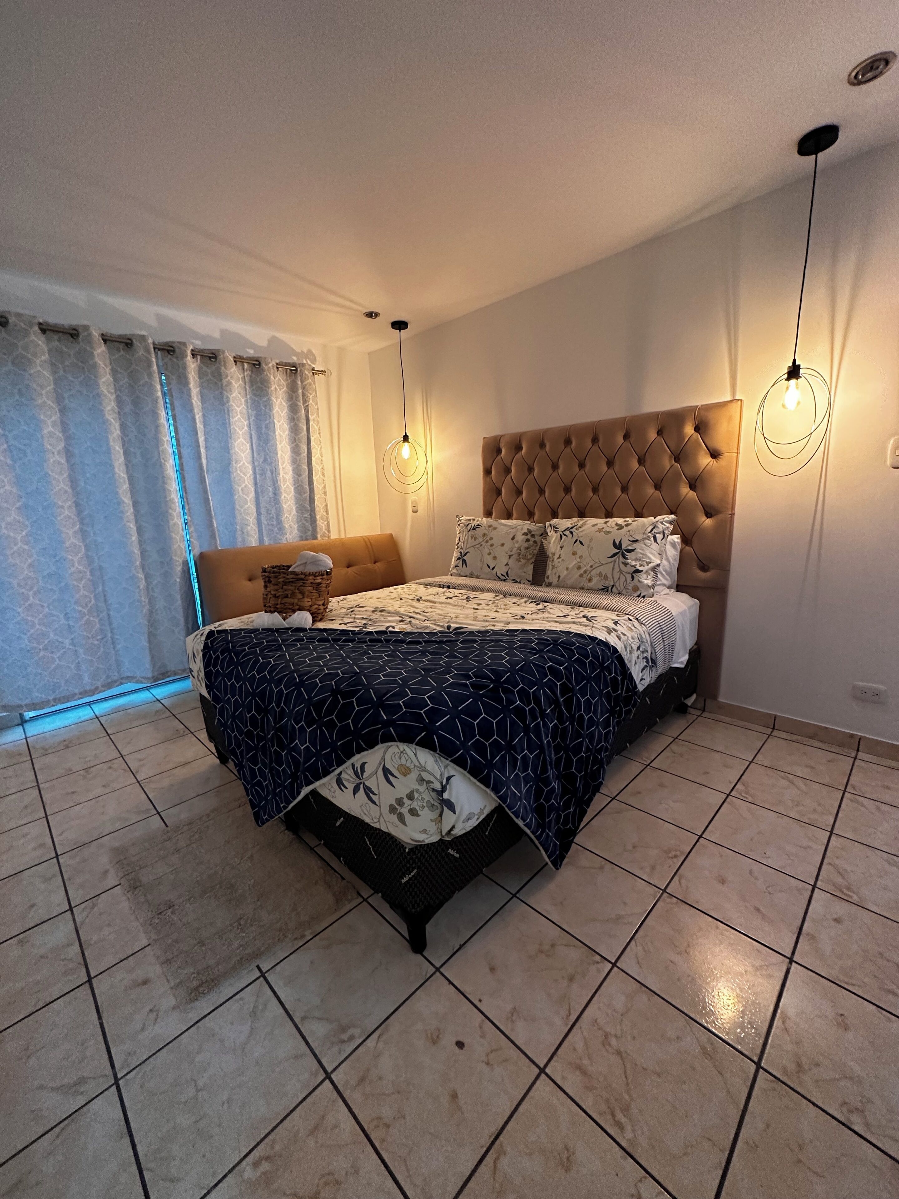 Deluxe kamer, terras | Een bureau, een laptopwerkplek, een strijkplank/strijkijzer, gratis wifi