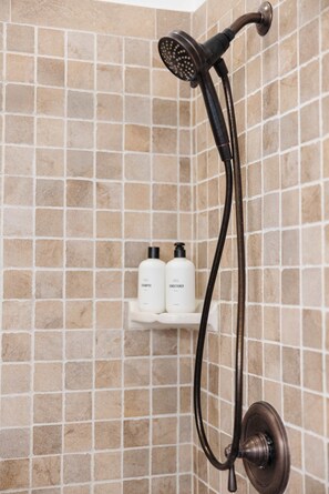 Douche, sèche-cheveux, serviettes fournies, shampoing