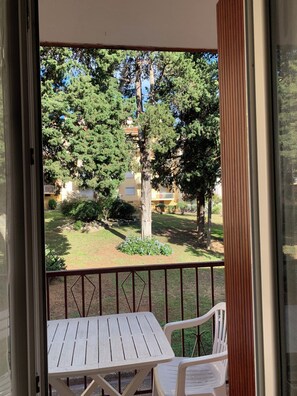 Outdoor dining - 2-star studio, 5 minutes' walk from the town center and thermal baths (Amélie-les-Bains-Palalda)