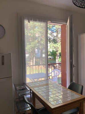 Dining - 2-star studio, 5 minutes' walk from the town center and thermal baths (Amélie-les-Bains-Palalda)