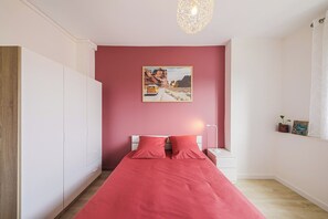 4 habitaciones, tabla de planchar con plancha, wifi y ropa de cama 