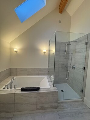 Douche, sèche-cheveux, savon, papier toilette