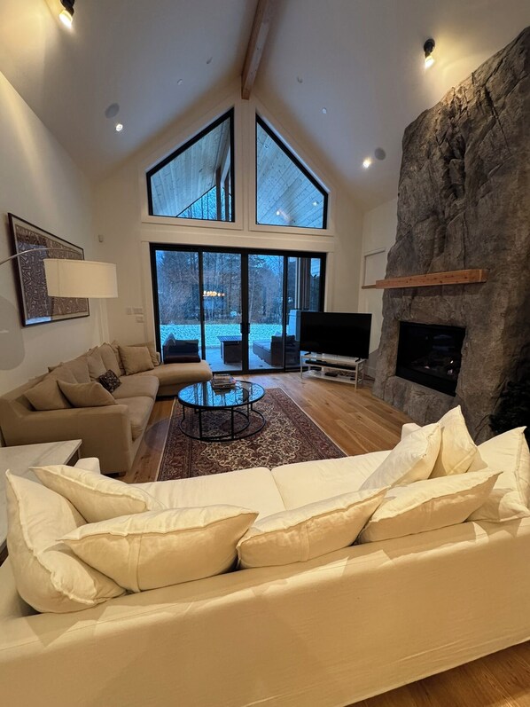 TV, fireplace