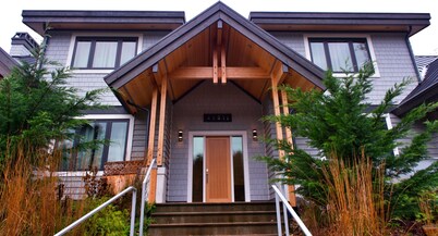 Brackendale: Gated residence with mountain views & sauna. Perfect for families!