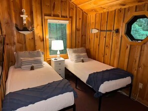 3 bedrooms, iron/ironing board, WiFi, bed sheets - Peaceful ADK Cabin w/ Hot Tub (Mayfield)
