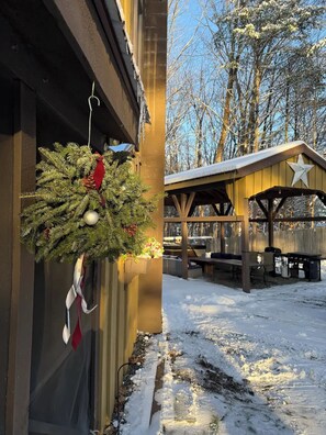 Outdoor dining - Peaceful ADK Cabin w/ Hot Tub (Mayfield)