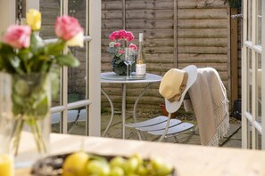Outdoor dining - Beautiful dog friendly holiday cottage in picturesque village - Tower View (Broadway)