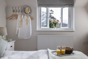 2 bedrooms, iron/ironing board, WiFi, bed sheets - Beautiful dog friendly holiday cottage in picturesque village - Tower View (Broadway)