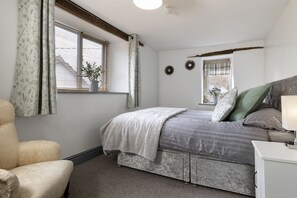 Tabla de planchar con plancha, wifi, ropa de cama