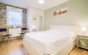1 bedroom, iron/ironing board, travel cot, WiFi - Séjour paisible avec terrasse & proche mer (Port-Louis)