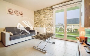 TV - Séjour paisible avec terrasse & proche mer (Port-Louis)