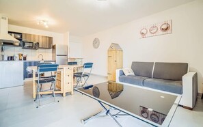 TV - Séjour paisible avec terrasse & proche mer (Port-Louis)
