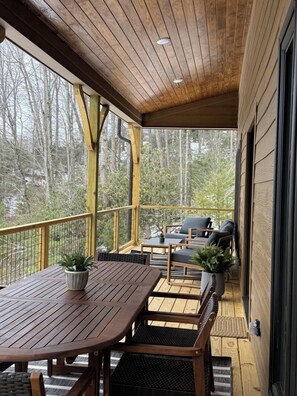 Outdoor dining - Luxury MTN Retreat Near Boone & West Jefferson | Hot Tub & Game Room (Fleetwood)