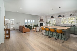 Una Smart TV, una chimenea, libros