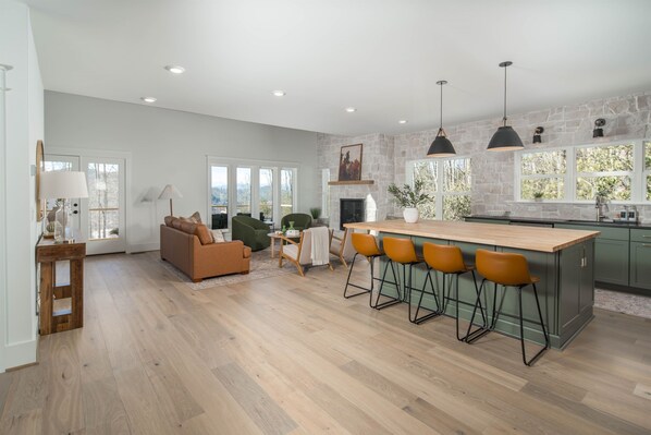 Smart TV, fireplace, books - Luxury MTN Retreat | Fire Pit | Hot Tub | Game Rm (Fleetwood)