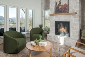 Smart TV, fireplace, books - Luxury MTN Retreat Near Boone & West Jefferson | Hot Tub & Game Room (Fleetwood)