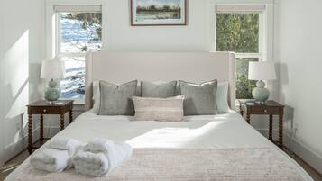 4 bedrooms, desk, iron/ironing board, WiFi