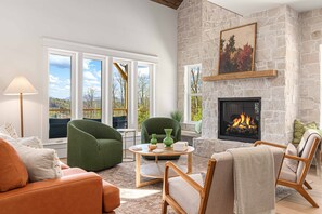 Smart TV, fireplace, books - Luxury MTN Retreat | Hot Tub | Game Rm | Fire Pit (Fleetwood)